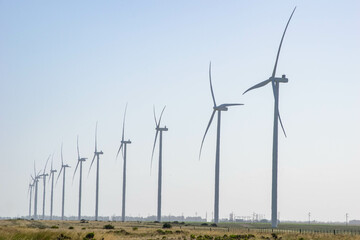 planta eolica para pruducir energia electrica renovable con las fuerzas del viento