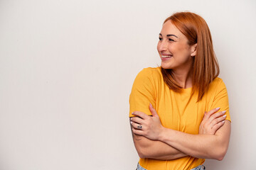 Obraz premium Young caucasian woman isolated on white background smiling confident with crossed arms.