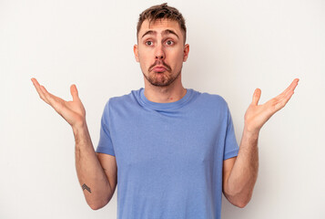Naklejka premium Young caucasian man isolated on white background pointing to the side