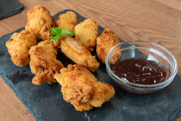 Alitas de pollo listas para comer en restaurante.