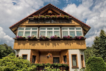 oybin, deutschland - traditionelles holzhaus mit blumenschmuck