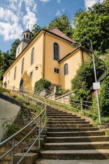 Fototapeta na wymiar oybin, deutschland - barocke bergkirche mit treppe