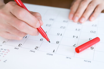 カレンダーに書き込む手元