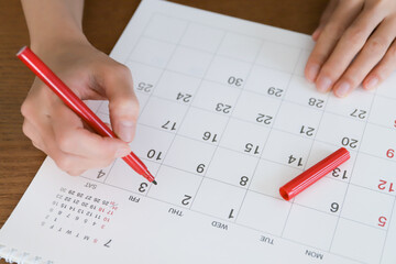 カレンダーに書き込む手元