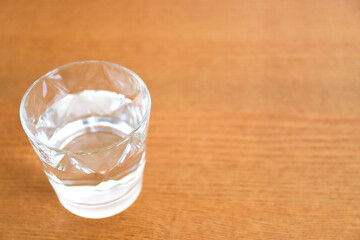 コップに入った一杯の水