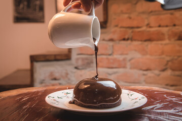 chocolate quente sobre bolo