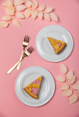 Torta rosa su piatto sfondo rosa 