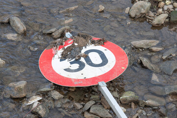 Ein Verkehrsschild im Wasser