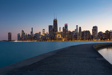Obraz premium View of the Chicago downtown over lake Michigan.