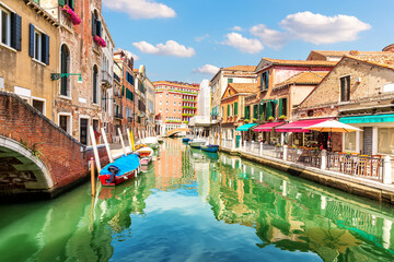 Fototapeta na wymiar Beautiful canal in Cannaregio district of Venice, Italy