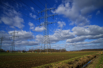 Strommasten in der Landschaft 