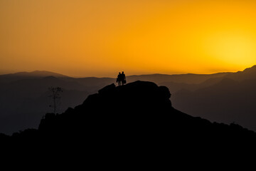 atardecer, silueta, sol, cielo, monta&ntilde;a, amanecer, cerro, naturaleza, paisaje, viajando, nube, par, anaranjada, gente, mujer, anochecer, &aacute;rbol, libertad
