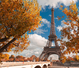 Fototapeta na wymiar Autumn view to Eiffel Tower in Paris, with amazing colours and blue sky. Travel in France.