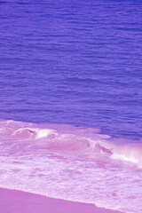 Style surréaliste pop art de grandes vagues océaniques violettes et roses se brisant sur la plage de sable vide