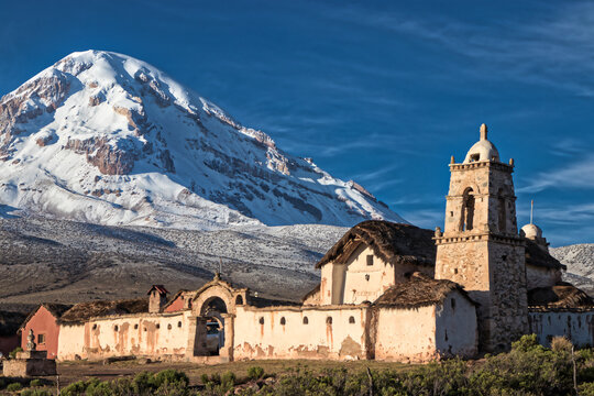 Kirche bei Tomarapi mit dem Berg Sajama im Hintergrund