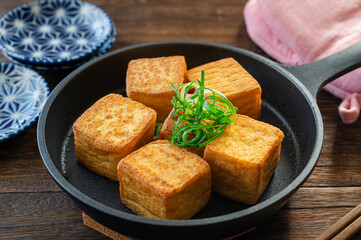 スキレット鍋で焼いた厚揚げ豆腐
