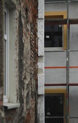 wielki  remont  starego  budynku  ocieplanie  ścian  styropianem  termoizolacja - obrazy, fototapety, plakaty