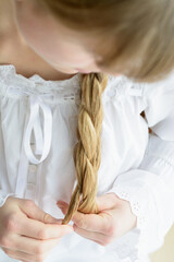 Mädchen am Haare flechten