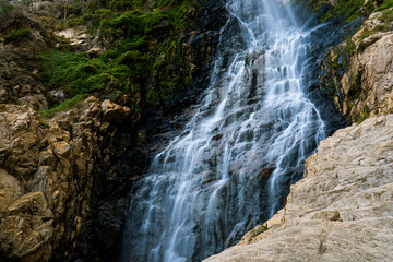 cascada en paisaje otoñal durante la hora magica