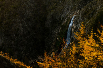 cascada en paisaje otoñal durante la hora magica