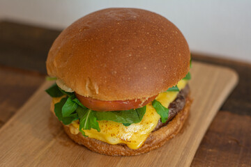 Cheeseburger with bread, tomato, arugula, patty and cheese