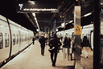 People at the trainstation in Stockholm at night. - obrazy, fototapety, plakaty