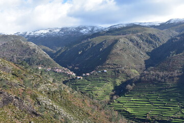 pueblo colgado en la montaña