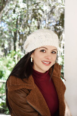 Mujer Guatemalteca, modelando una chaqueta del piel café, blusa morada y gorro blanco. Mujer...