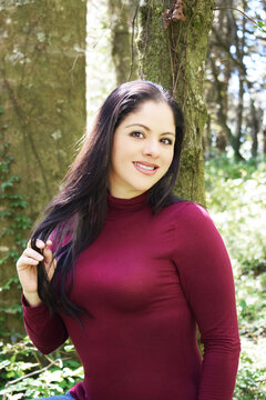 Mujer latina modelando una blusa morada. Mujer Guatemalteca con bonito cuerpo cabello negro largo en un ambiente natural.