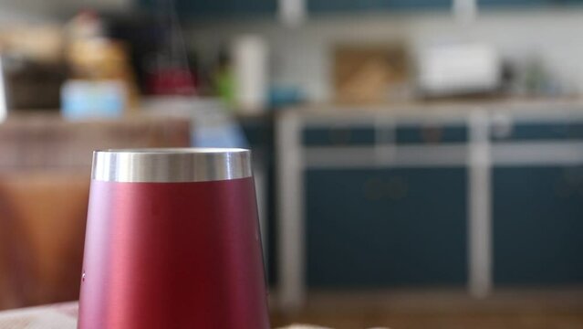 un th&eacute; dans une tasse
