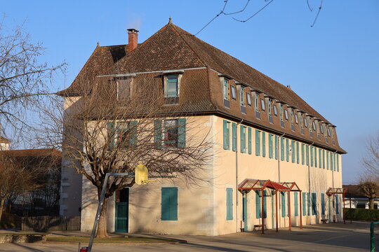 Le lyc&eacute;e g&eacute;n&eacute;ral et technologique Camille Corot, vue de l'ext&eacute;rieur, village de Morestel, d&eacute;partement de l'Is&egrave;re, France