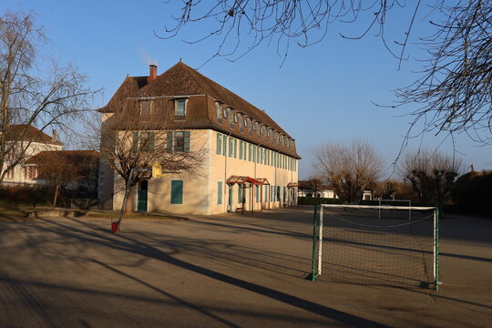 Le lycée général et technologique Camille Corot, vue de l'extérieur, village de Morestel, département de l'Isère, France