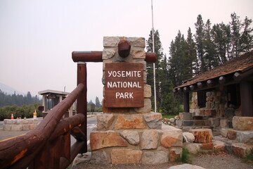 Stones and wood Yosemite National Park entrance sign - obrazy, fototapety, plakaty