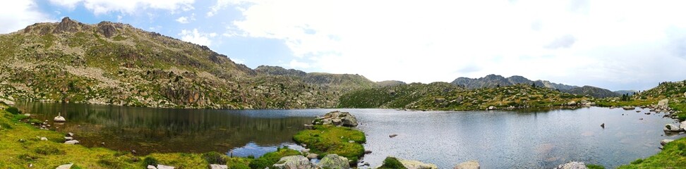Fototapeta na wymiar Lago de Ensagent Panorámica (Encamp - Andorra)