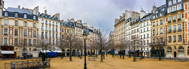 Panoramic view in autumn weather on the Place Dauphin on the island of Cité near Pont Neuf in the first district of Paris. - 484050426