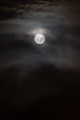 Naklejka na ściany i meble Claro de luna entre las nubes