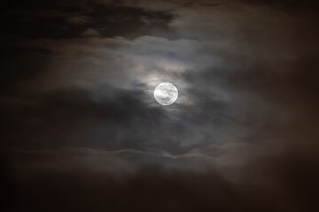 Naklejka na ściany i meble Luna entre las nubes