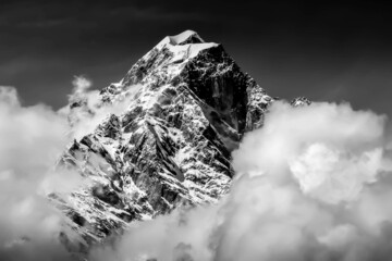 Sommet d'une montagne dans l'himalya au népal