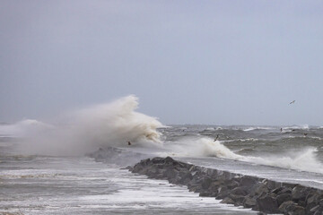 Obraz premium Storm Corrie Netherlands hitting pier in IJmuiden, Netherlands