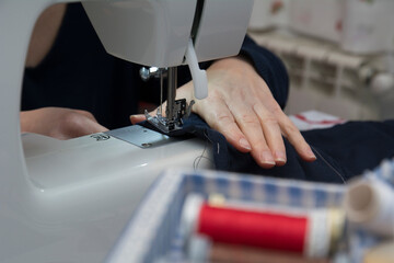 mujer cosiendo con maquina de coser