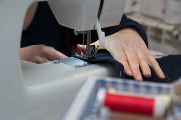 mujer cosiendo con maquina de coser