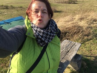 Frau genießt den Wind in den Haaren in den Sanddünen