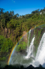 Arc-en-ciel dans les chutes d'higuazu en argentine