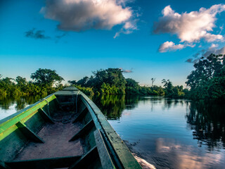 Fototapeta na wymiar Une barque sur les rives de la forêt amazonienne au brésil 