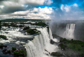 Fototapeta premium Arc-en-ciel dans les chutes d'higuazu en argentine
