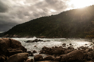 La côte de l'océan atlantique vers rio de janeiro au brésil