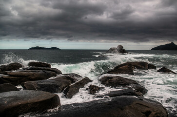La côte de l'océan atlantique vers rio de janeiro au brésil