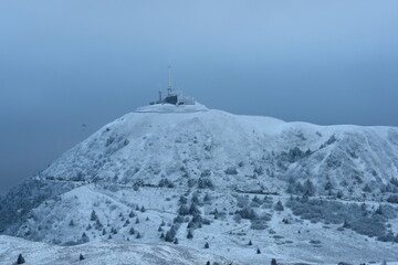 Le sommet du Puy-de-dôme en auvergne sous la neige