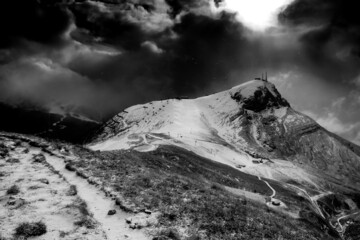 Trekking dans les dolomites en italie en hiver avec un mauvais temps et de la neige