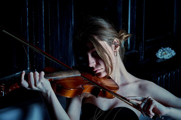 Young giel plays the violin